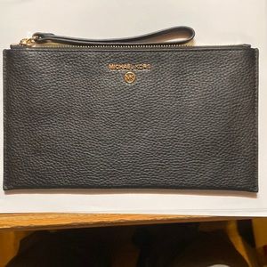 Michael kors wrist purse for woman